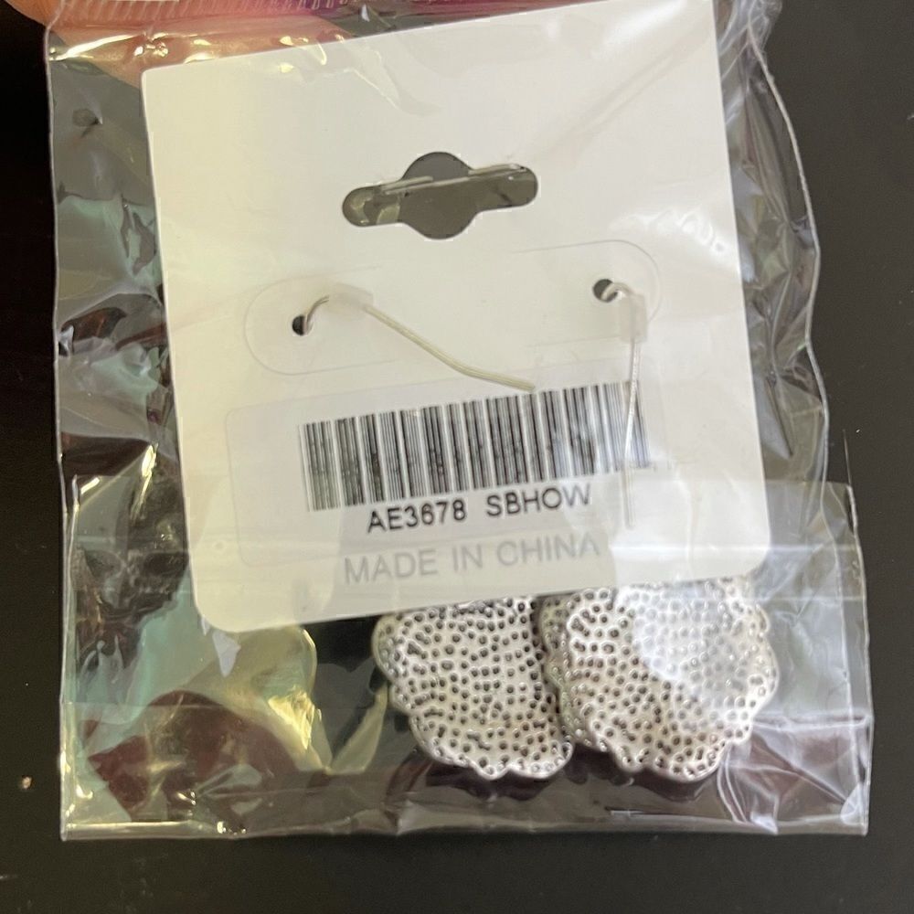Icon Collection Arcadia Howlite Silvertone Earring - Picture 2 of 2